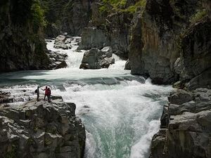 Pesona Menakjubkan Air Terjun Aharbal, Niagara dari Khasmir