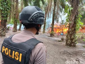 Polisi Robohkan-Bakar Lapak Judi dan Narkoba Sambo Sumut