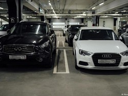 Porsche-Bentley Berplat Rusia Parkir di Bandara Helsinki Finlandia