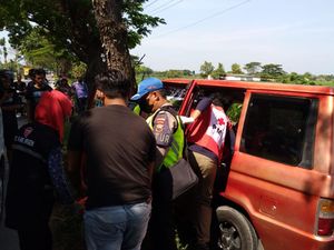 Mobil Hantam Pohon di Ring Road Sragen, Penumpang Tewas Mobil Hantam Pohon di Ring Road Sragen, Penumpang Tewas