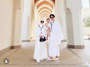 7 Momen Dinda Hauw dan Rey Mbayang Pergi Umrah, Ajak Serta Sang Anak 7 Momen Dinda Hauw dan Rey Mbayang Pergi Umrah, Ajak Serta Sang Anak