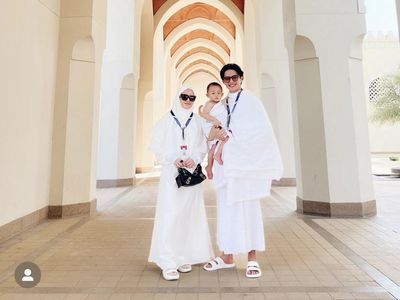 7 Momen Dinda Hauw dan Rey Mbayang Pergi Umrah, Ajak Serta Sang Anak