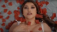 Sarah Azhari Total Seksi di Video Klip Near Or Far