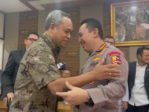 Sempat Usul Penonaktifan, Benny Harman Kini Peluk Kapolri Jenderal Sigit Sempat Usul Penonaktifan, Benny Harman Kini Peluk Kapolri Jenderal Sigit