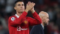 Sepanjang musim panas ini masa depan Cristiano Ronaldo di MU terus dispekulasikan. Apalagi di bawah arahan Erik ten Hag, Ronaldo jadi lebih akrab dengan bangku cadangan. Foto: REUTERS/PHIL NOBLE