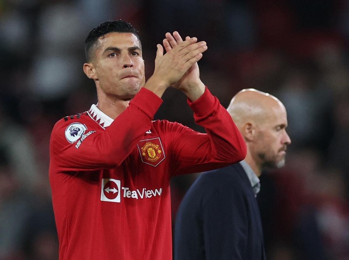 Soccer Football - Premier League - Manchester United v Liverpool - Old Trafford, Manchester, Britain - August 22, 2022 Manchester Uniteds Cristiano Ronaldo applauds fans after the match REUTERS/Phil Noble EDITORIAL USE ONLY. No use with unauthorized audio, video, data, fixture lists, club/league logos or live services. Online in-match use limited to 75 images, no video emulation. No use in betting, games or single club /league/player publications.  Please contact your account representative for further details.