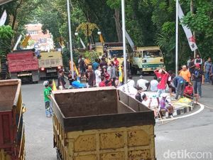 Sopir Truk Demo di Kantor Wali Kota Samarinda soal Kelangkaan Solar