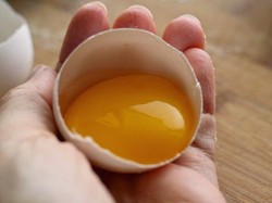 Tega! Perusahaan Ini Paksa Karyawannya Makan Telur Mentah Sebagai Hukuman