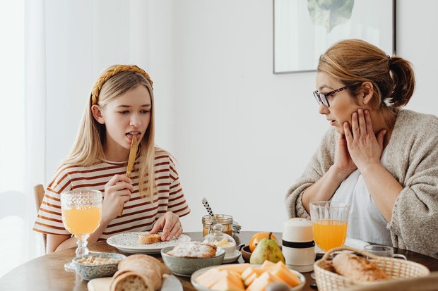(Terlalu banyak makan dan kurang minum air putih juga bisa jadi pemicu kerusakan otak. Jaga pola makan dengan teratur/Foto: pexels.com/Karolina Grabowska) Terlalu banyak makan dan kurang minum air putih juga bisa jadi pemicu kerusakan otak. Jaga pola makan dengan teratur/Foto: pexels.com/Karolina Grabowska
