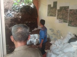 Tertimpa Longsor, Tembok Kantor Kelurahan Pondok Jaya Depok Ambruk
