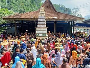 Gunungan 7,7 Meter Meriahkan Kirab Oyot Genggong di Banjarmangu Banjarnegara