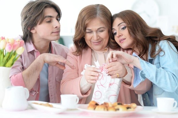 Turunkan ego dan rasa iri/Foto:Freepik.com/Guzovruslan Kamu dan Ibu mertua sama-sama penting di mata pasangan sehingga jangan lihat ini sebagai kompetensi.