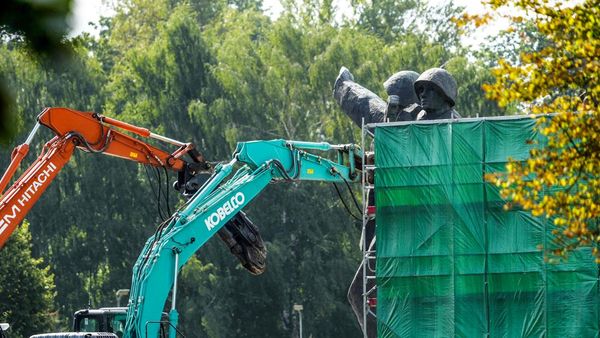 Detik-detik Patung Soviet Setinggi 80 Meter di Latvia Dirobohkan