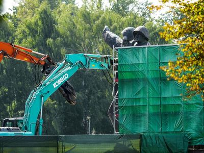 Detik-detik Patung Soviet Setinggi 80 Meter di Latvia Dirobohkan