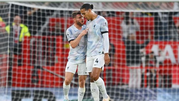 MANCHESTER, ENGLAND - AUGUST 22: James Milner speaks to Virgil van Dijk of Liverpool after conceding the first goal during the Premier League match between Manchester United and Liverpool FC at Old Trafford on August 22, 2022 in Manchester, England. (Photo by Michael Regan/Getty Images)