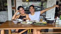 10 Potret Manis Kulineran Happy Salma Bareng Keluarga dan Sahabat