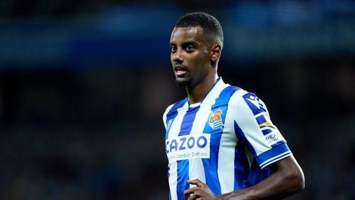 SAN SEBASTIAN, SPAIN - AUGUST 21: Alexander Isak of Real Sociedad reacts during the LaLiga Santander match between Real Sociedad and FC Barcelona at Reale Arena on August 21, 2022 in San Sebastian, Spain. (Photo by Juan Manuel Serrano Arce/Getty Images)