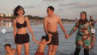 7 Gaya Andien Aisyah Main di Pantai Bareng Anak, Bentuk Perutnya Jadi Sorotan