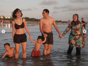 7 Gaya Andien Aisyah Main di Pantai Bareng Anak, Bentuk Perutnya Jadi Sorotan