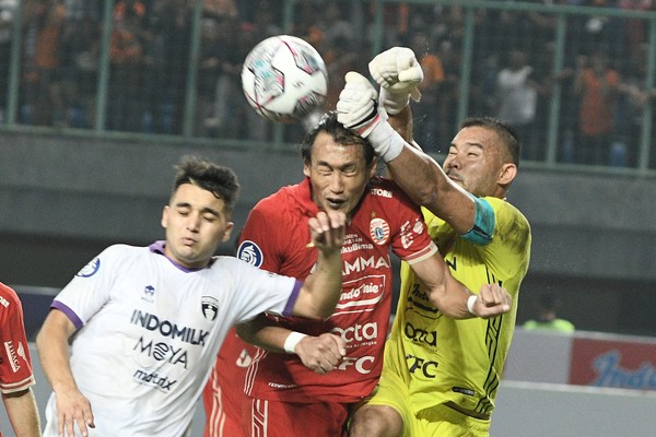 Pesepak bola Persija Jakarta Hansamu Yama (tengah) dan Andritany Ardhiyasa (kanan) menghalau bola saat berduel bola atas dengan pesepak bola Persita Tangerang Ezequiel Fergonzi (kiri) pada lanjutan Liga 1 di Stadion Patriot Chandrabhaga, Bekasi, Jawa Barat, Rabu (24/8/2022). Persija Jakarta menang dengan skor 1-0. ANTARA FOTO/ Fakhri Hermansyah/aww.