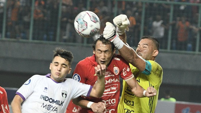 Pesepak bola Persija Jakarta Hansamu Yama (tengah) dan Andritany Ardhiyasa (kanan) menghalau bola saat berduel bola atas dengan pesepak bola Persita Tangerang Ezequiel Fergonzi (kiri) pada lanjutan Liga 1 di Stadion Patriot Chandrabhaga, Bekasi, Jawa Barat, Rabu (24/8/2022). Persija Jakarta menang dengan skor 1-0. ANTARA FOTO/ Fakhri Hermansyah/aww.