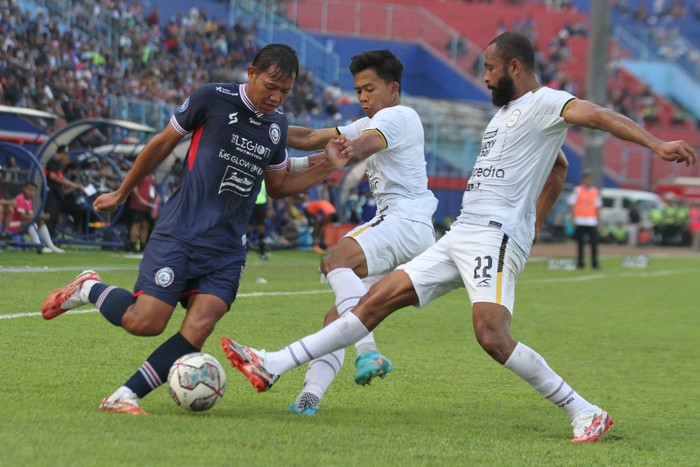 Pesepak bola Arema FC Adam Alis (kiri) berusaha melewati hadangan dua pesepak bola Rans Nusantara FC dalam pertandingan BRI Liga 1 di Stadion Kanjuruhan, Malang, Jawa Timur, Rabu (24/8/2022). Arema menang atas Rans Nusantara dengan skor akhir 4-2. ANTARA FOTO/Ari Bowo Sucipto/aww.
