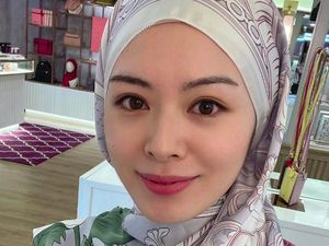 5 Gaya Ayana Moon Berhijab Lagi, Makin Cantik