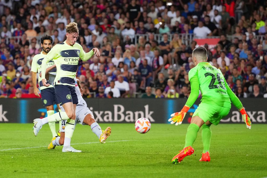 BARCELONA, SPAIN - AUGUST 24: Pierre-Emerick Aubameyang of FC Barcelona scores their team's first goal while under pressure from Kyle Walker of Manchester City during the friendly match between FC Barcelona and Manchester City at Camp Nou on August 24, 2022 in Barcelona, Spain. (Photo by Alex Caparros/Getty Images)
