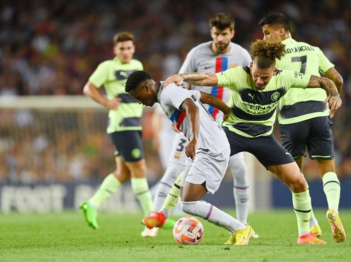 BARCELONA, SPAIN - AUGUST 24: Ansu Fati of FC Barcelona is challenged by Kalvin Phillips of Manchester City during the friendly match between FC Barcelona and Manchester City at Camp Nou on August 24, 2022 in Barcelona, Spain. (Photo by David Ramos/Getty Images)