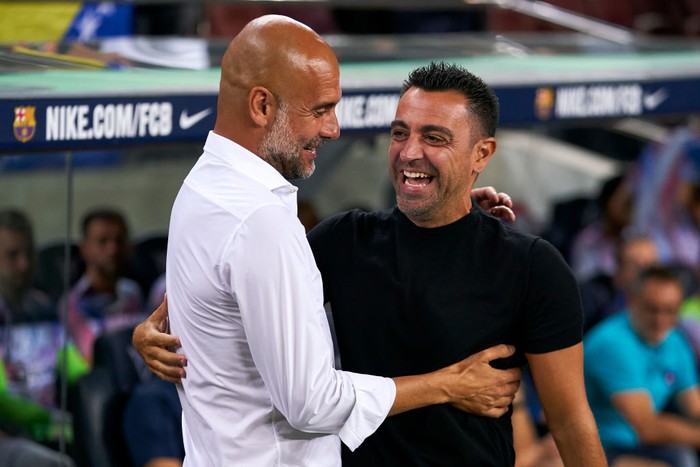 Barcelona vs Manchester City BARCELONA, SPAIN - AUGUST 24: Pep Guardiola, Manager of Manchester City and Xavi, Head coach of FC Barcelona embrace prior to the friendly match between FC Barcelona and Manchester City at Camp Nou on August 24, 2022 in Barcelona, Spain. (Photo by Tom Flathers/Manchester City FC via Getty Images)