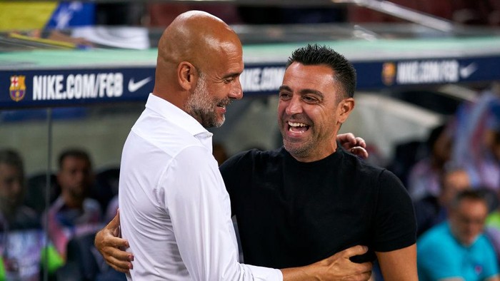 BARCELONA, SPAIN - AUGUST 24: Pep Guardiola, Manager of Manchester City and Xavi, Head coach of FC Barcelona embrace prior to the friendly match between FC Barcelona and Manchester City at Camp Nou on August 24, 2022 in Barcelona, Spain. (Photo by Tom Flathers/Manchester City FC via Getty Images)