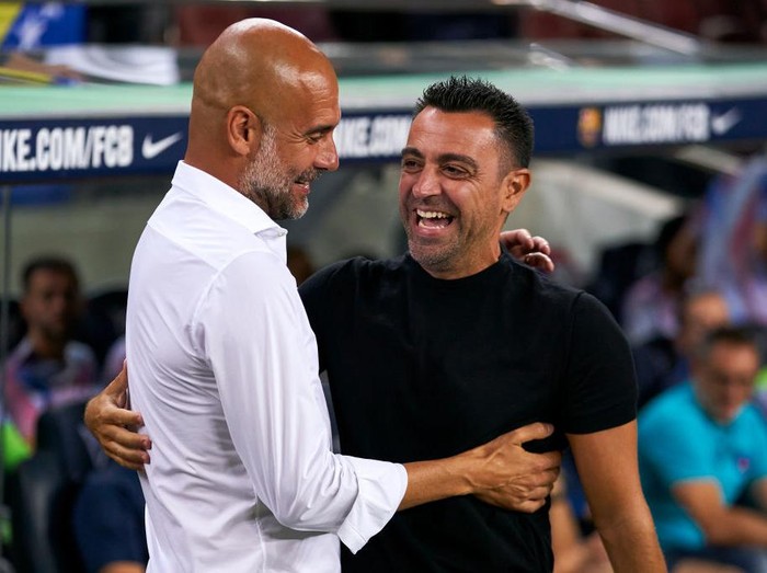 BARCELONA, SPAIN - AUGUST 24: Pep Guardiola, Manager of Manchester City and Xavi, Head coach of FC Barcelona embrace prior to the friendly match between FC Barcelona and Manchester City at Camp Nou on August 24, 2022 in Barcelona, Spain. (Photo by Tom Flathers/Manchester City FC via Getty Images)