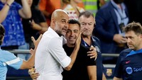 Xavi dan Guardiola tampak hangat di pinggir lapangan. Inilah duel murid vs guru! (Getty Images)