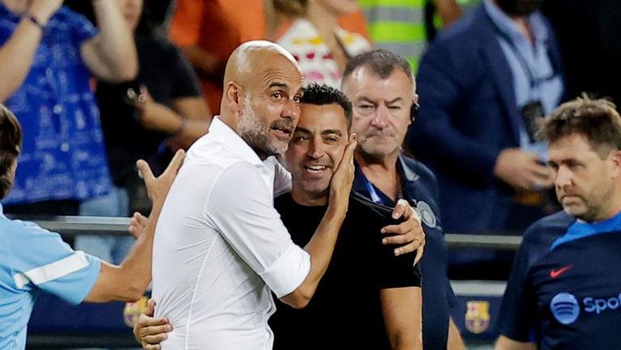 BARCELONA, SPAIN - AUGUST 24: Pep Guardiola, Manager of Manchester City and Xavi, Head coach of FC Barcelona embrace prior to the friendly match between FC Barcelona and Manchester City at Camp Nou on August 24, 2022 in Barcelona, Spain. (Photo by Tom Flathers/Manchester City FC via Getty Images)
