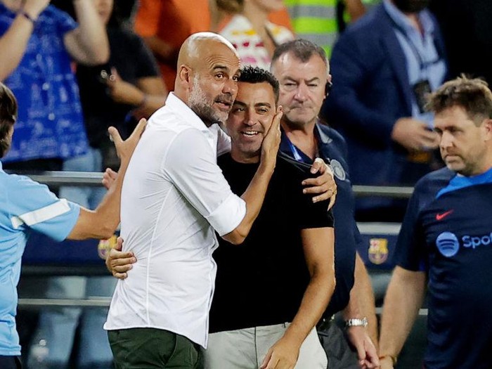 BARCELONA, SPAIN - AUGUST 24: Pep Guardiola, Manager of Manchester City and Xavi, Head coach of FC Barcelona embrace prior to the friendly match between FC Barcelona and Manchester City at Camp Nou on August 24, 2022 in Barcelona, Spain. (Photo by Tom Flathers/Manchester City FC via Getty Images)