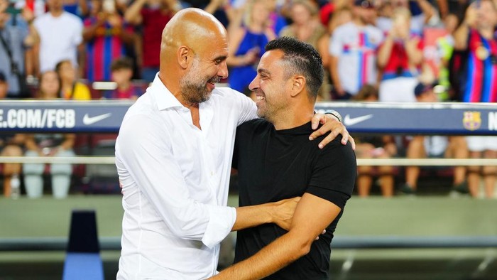 BARCELONA, SPAIN - AUGUST 24: Pep Guardiola, Manager of Manchester City and Xavi, Head coach of FC Barcelona embrace prior to the friendly match between FC Barcelona and Manchester City at Camp Nou on August 24, 2022 in Barcelona, Spain. (Photo by Tom Flathers/Manchester City FC via Getty Images)