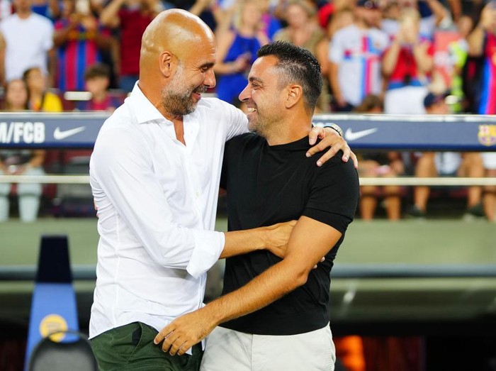 BARCELONA, SPAIN - AUGUST 24: Pep Guardiola, Manager of Manchester City and Xavi, Head coach of FC Barcelona embrace prior to the friendly match between FC Barcelona and Manchester City at Camp Nou on August 24, 2022 in Barcelona, Spain. (Photo by Tom Flathers/Manchester City FC via Getty Images)
