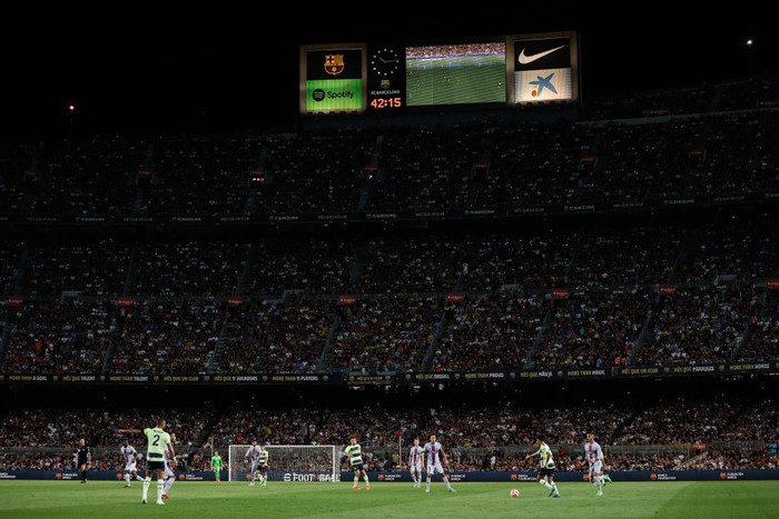 BARCELONA, SPAIN - AUGUST 24: Pep Guardiola, Manager of Manchester City and Xavi, Head coach of FC Barcelona embrace prior to the friendly match between FC Barcelona and Manchester City at Camp Nou on August 24, 2022 in Barcelona, Spain. (Photo by Tom Flathers/Manchester City FC via Getty Images)