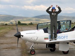 Usia 17 Tahun, Mack Rutherford Orang Termuda yang Terbang Keliling Dunia