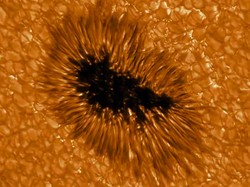 Bintik Matahari Seukuran Planet Berpotensi Ancam Bumi