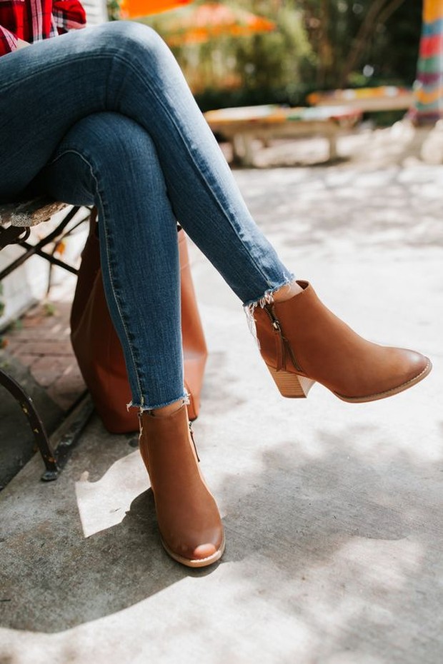 Sepatu boots perempuan yang anti slip sangat cocok untuk dipadukan dengan fashion apa pun/Foto: id.pinterest.com/Merrick's Art