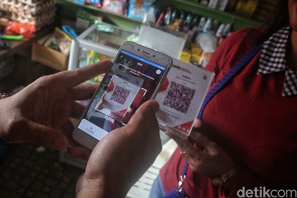 BRI Gencar Kenalkan QRIS di ke Pulau Terluar Mantri BRI, Fremar Refel Welang, mengunjungi nasabahnya di Pulau Letung, Kabupaten Kepulauan Anambas, Kepulauan Riau, Sabtu (6/8/2022). PT Bank Rakyat Indonesia (Persero) Tbk. memperluas transaksi menggunakan Quick Response Code Indonesian Standard (QRIS) ke pasar dan toko-toko kelontong di Kabupaten Kepulauan Anambas yang merupakan wilayah perbatasan RI dengan Malaysia, Singapura, dan Thailand.