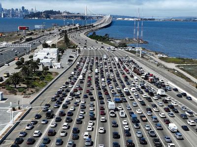 Lihat Macetnya California yang Akan Larang Mobil Baru Pakai BBM