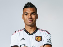 Tak cuma jersey utama MU, Casemiro juga mengenakan jersey tandang berwarna putih. (Foto: Manchester United/Manchester United via Getty Images)