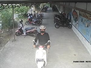 Terekam CCTV! Maling Santuy Gasak Motor di Parkiran SMAN di Godean Sleman