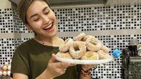 10 Potret Dapur Ayu Ting Ting yang Sederhana Penuh Warna