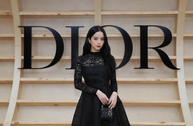 Jisoo menjadi brand ambassador Dior sejak 2019.