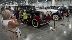 Gerebek Pameran Oldtimer,  Surganya Pencinta Mobil Klasik di Rusia