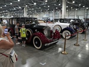 Gerebek Pameran Oldtimer,  Surganya Pencinta Mobil Klasik di Rusia