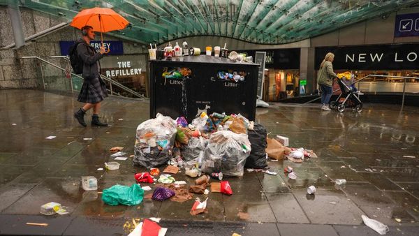 Sampah Menumpuk dan Berceceran di Jalanan Skotlandia, Kok Bisa?